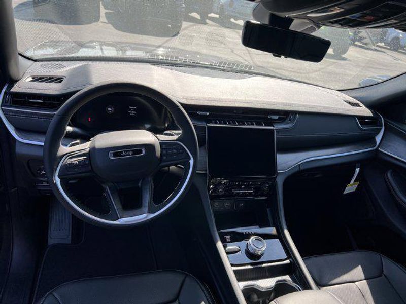 New 2025 Jeep Grand Cherokee L Limited 4x4Image 17