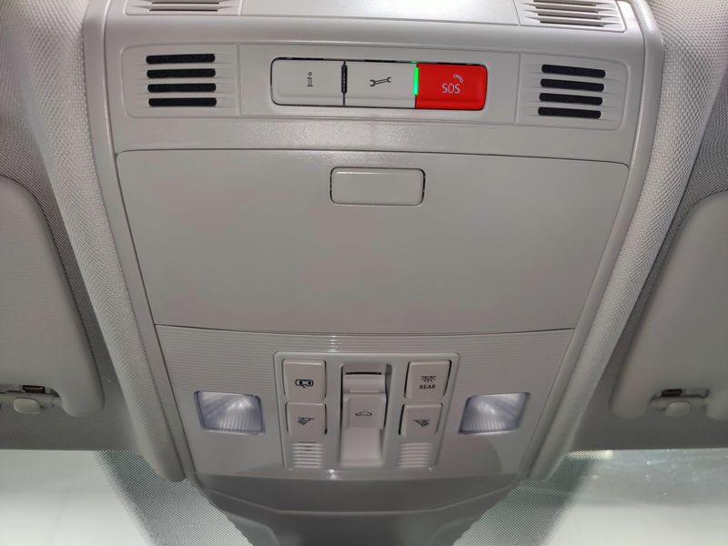 Used 2025 Volkswagen Jetta SEL w/Sunroof & NavigationImage 29