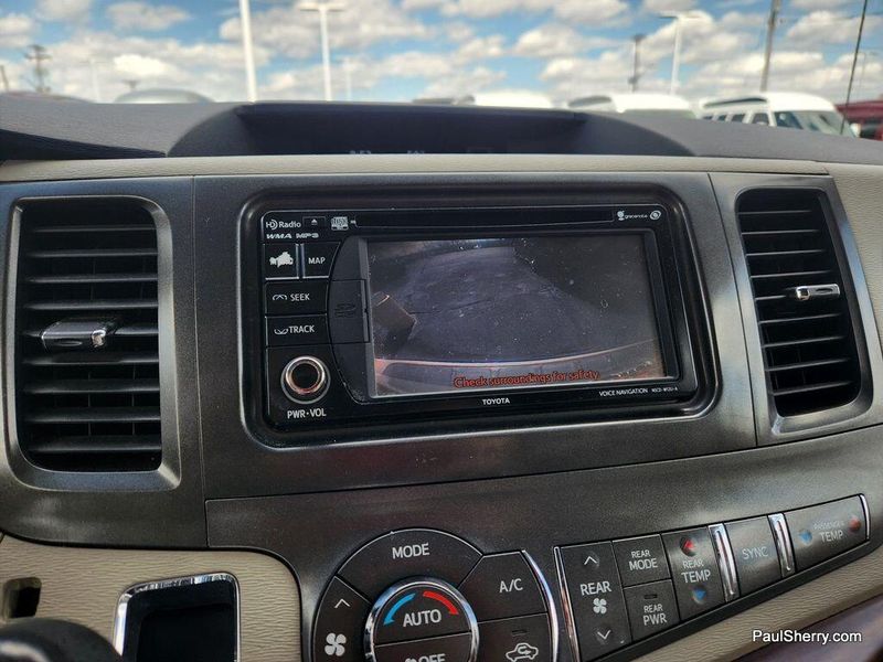 2014 Toyota Sienna XLEImage 4