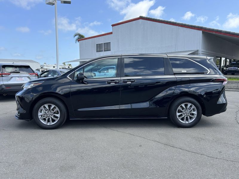 2023 Toyota Sienna LEImage 7
