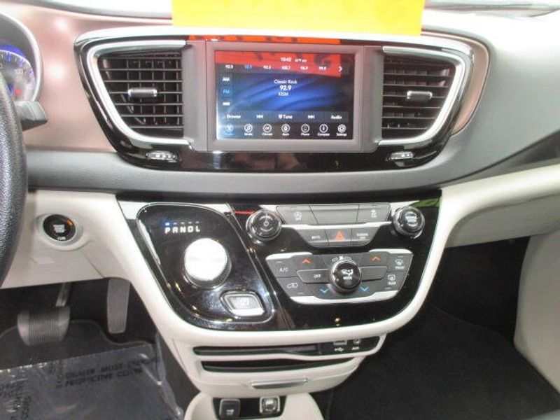 Used 2020 Chrysler Voyager LXIImage 19