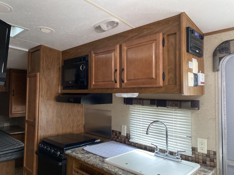 Used 2014 OUTDOORS RV CREEKSIDE 20FQ Image 9
