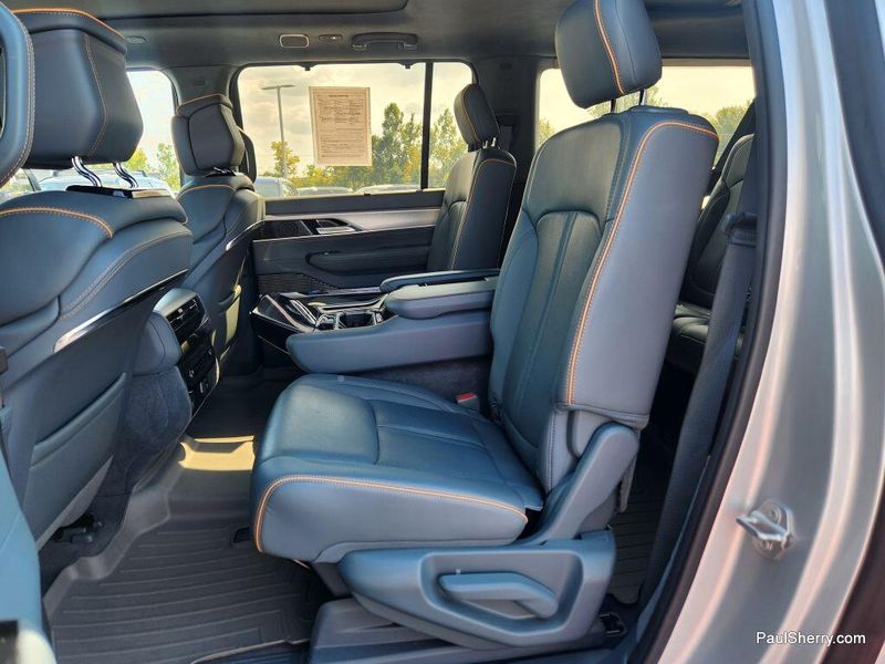 2023 Jeep Grand Wagoneer L II photo 46