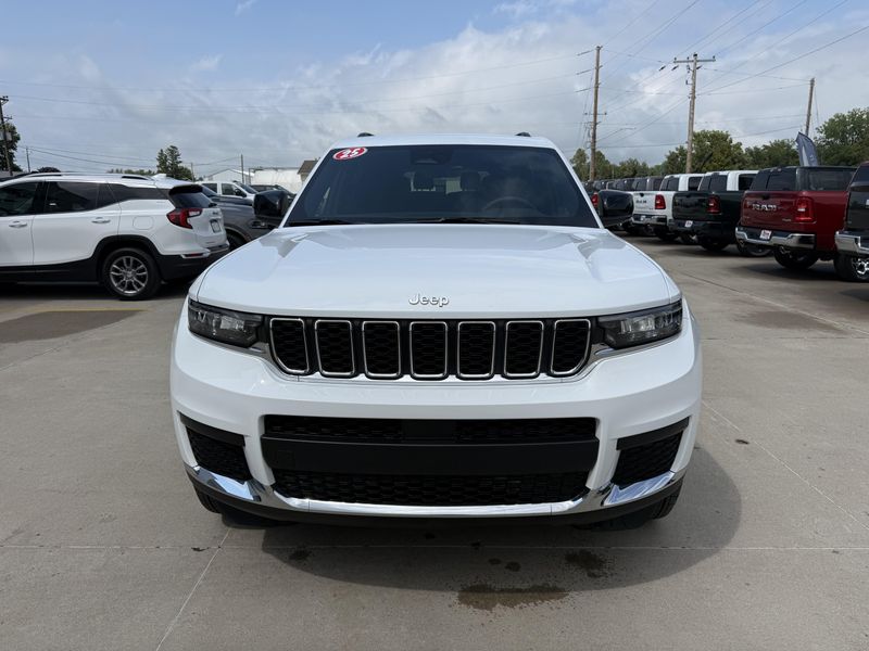 Used 2025 Jeep Grand Cherokee L LaredoImage 32