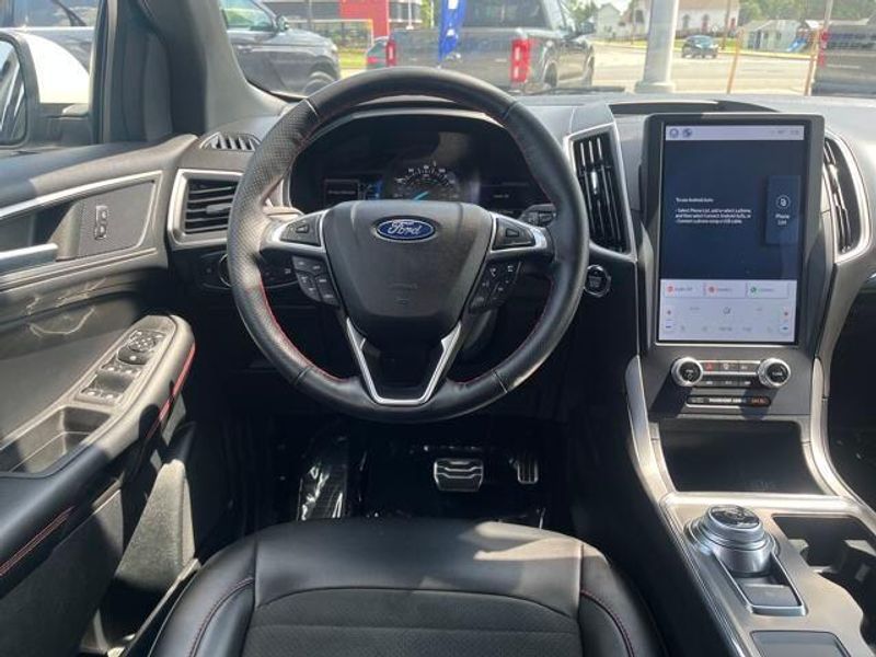 2022 Ford Edge ST photo 15