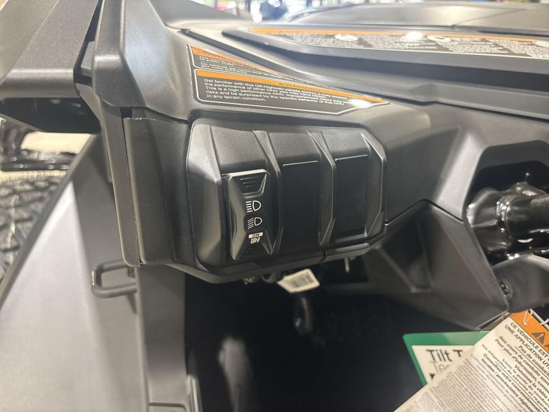 New 2026 Can-Am MAVERICK R MAX X RS 999T DCT Image 23
