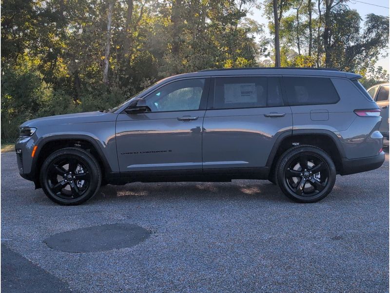 New 2027 Jeep Grand Cherokee L Limited 4x2Image 2