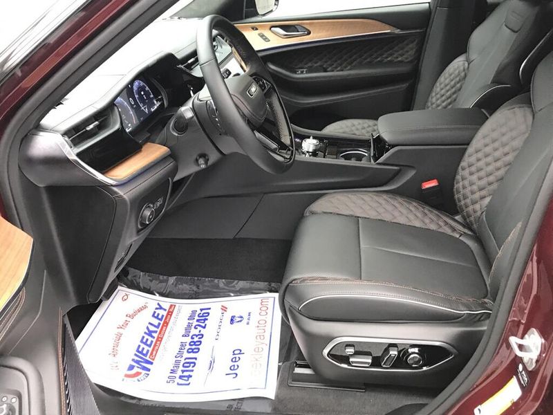 New 2026 Jeep Grand Cherokee L Summit 4x4Image 4