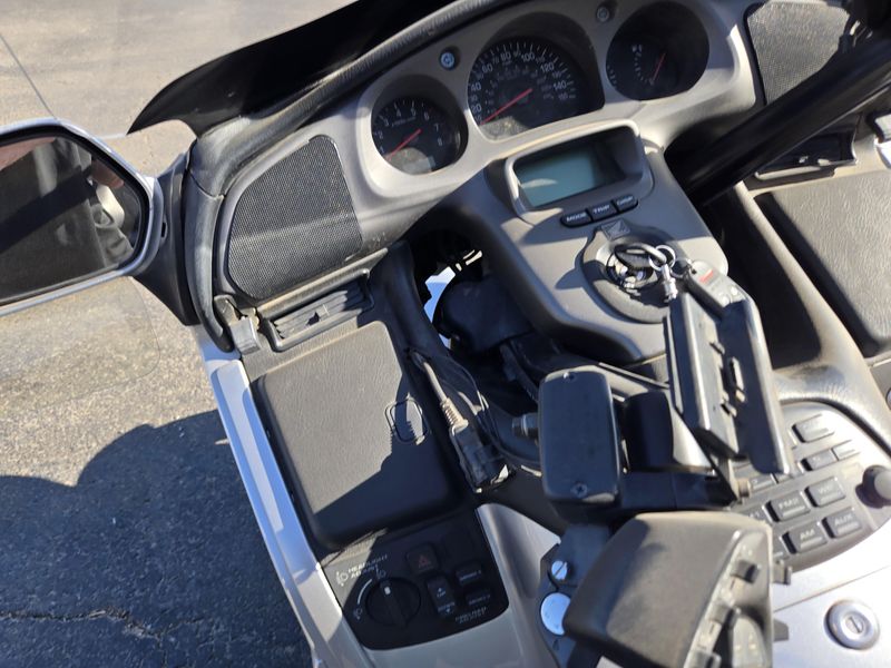 USED 2005 HONDA GOLD WING Image 9