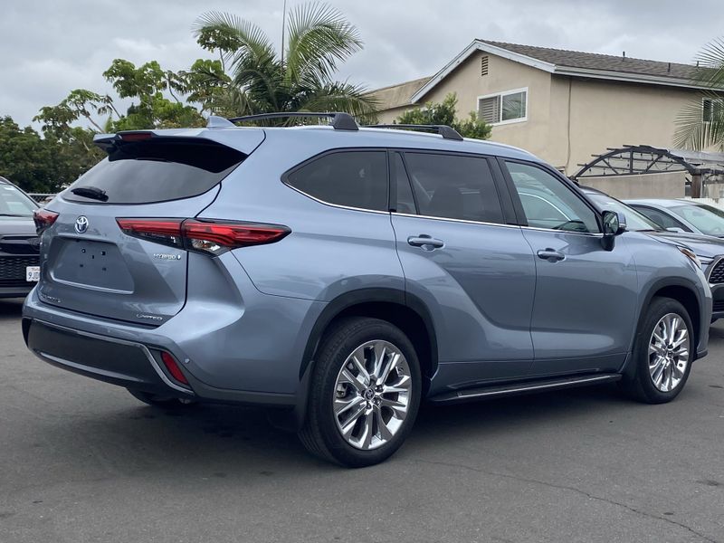 Used 2023 Toyota Highlander LimitedImage 3