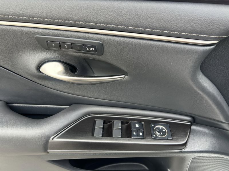 2019 Lexus ES 300hImage 6