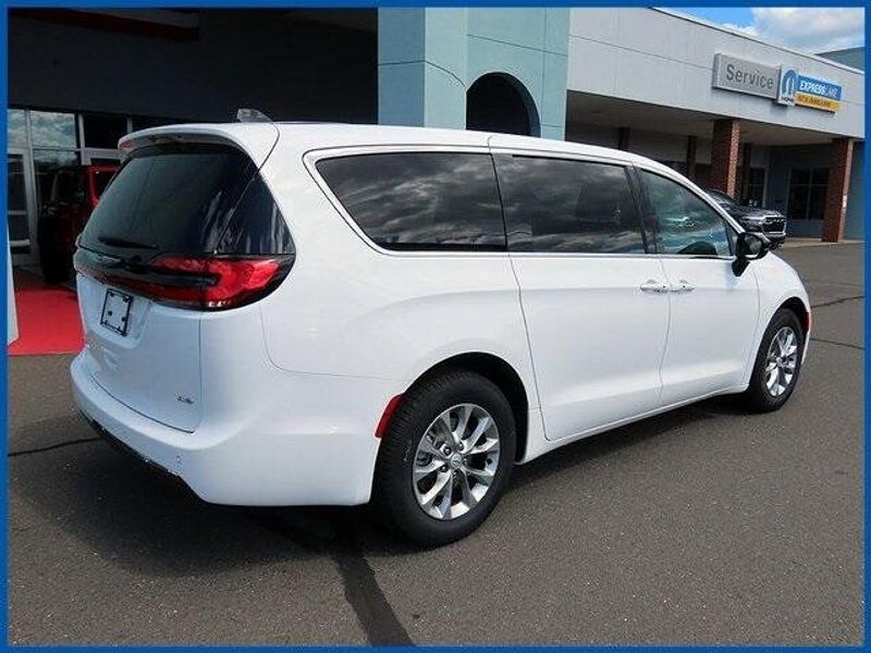New 2025 Chrysler Pacifica SelectImage 7