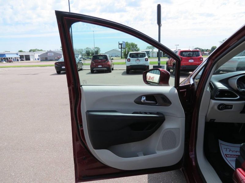 2020 Chrysler Pacifica Touring Plus photo 9