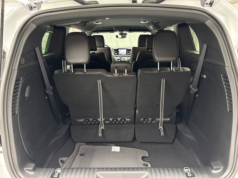 2025 Chrysler Pacifica SelectImage 19