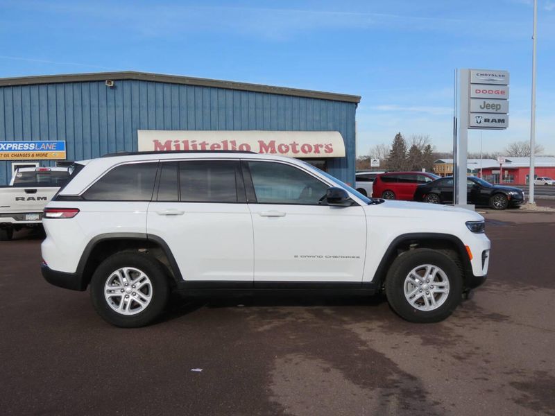 Used 2024 Jeep Grand Cherokee Laredo 4x4 4dr SUVImage 1
