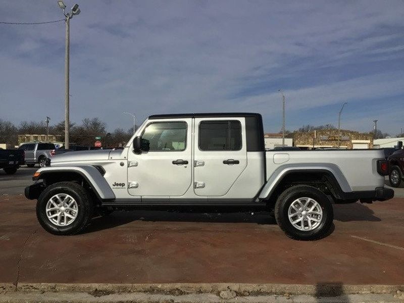 2023 Jeep Gladiator SportImage 2