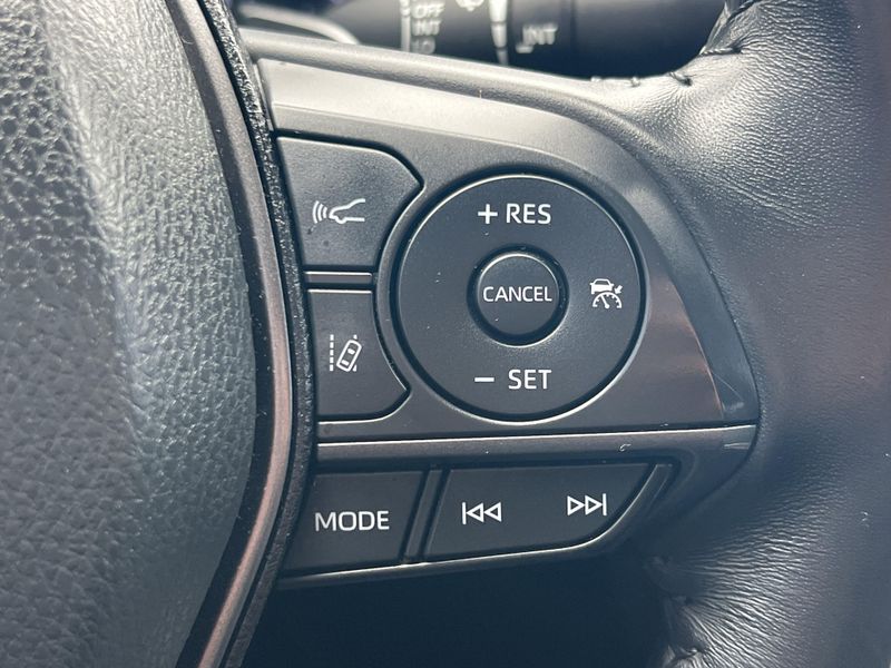 Used 2022 Toyota Camry Hybrid SEImage 8