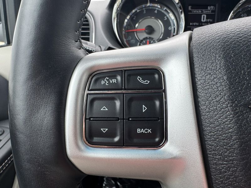 Used 2016 Chrysler Town & Country TouringImage 19