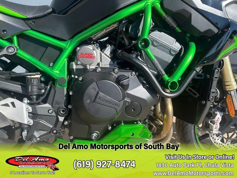 2024 Kawasaki ZR1000LRFNL-GY2  in a METALLIC MATTE GRAPHENESTEEL GRAY/EBONY/MIRROR CoatED BLACK exterior color. Del Amo Motorsports of South Bay (619) 547-1937 delamomotorsports.com 