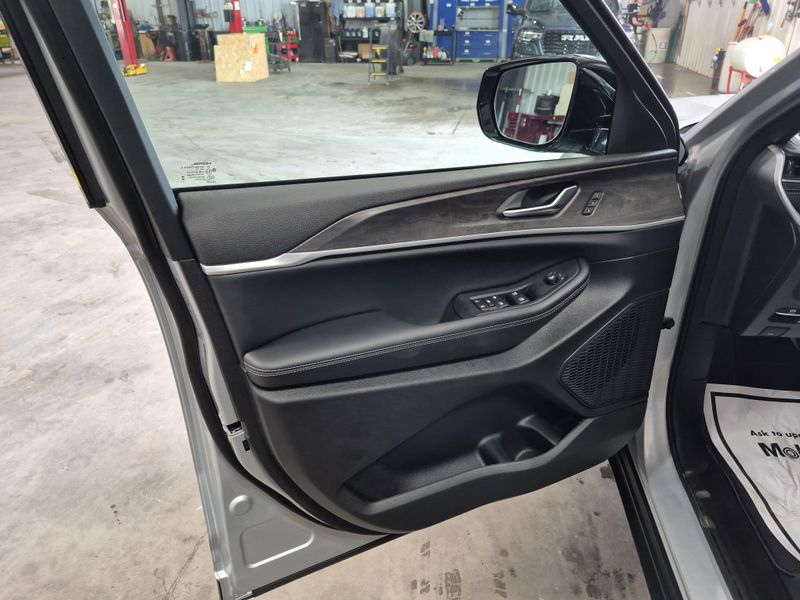 New 2025 Jeep Grand Cherokee L Limited 4x4Image 26