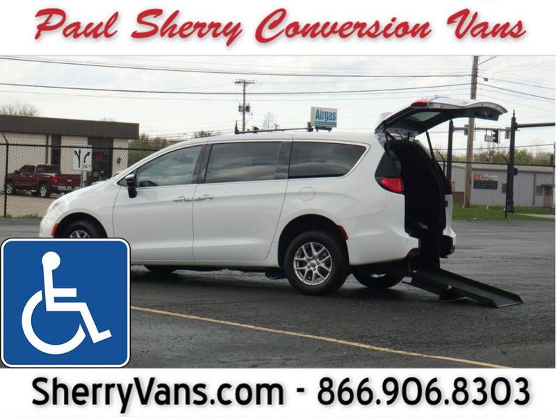 2025 Chrysler Voyager LXImage 1