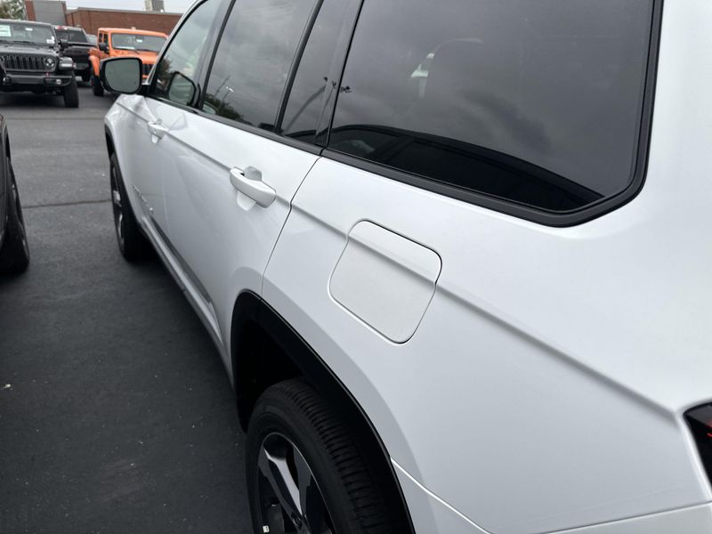 New 2025 Jeep Grand Cherokee L Limited 4x4Image 10