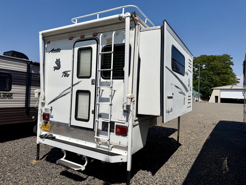 Used 2005 ARCTIC FOX 990 Image 4