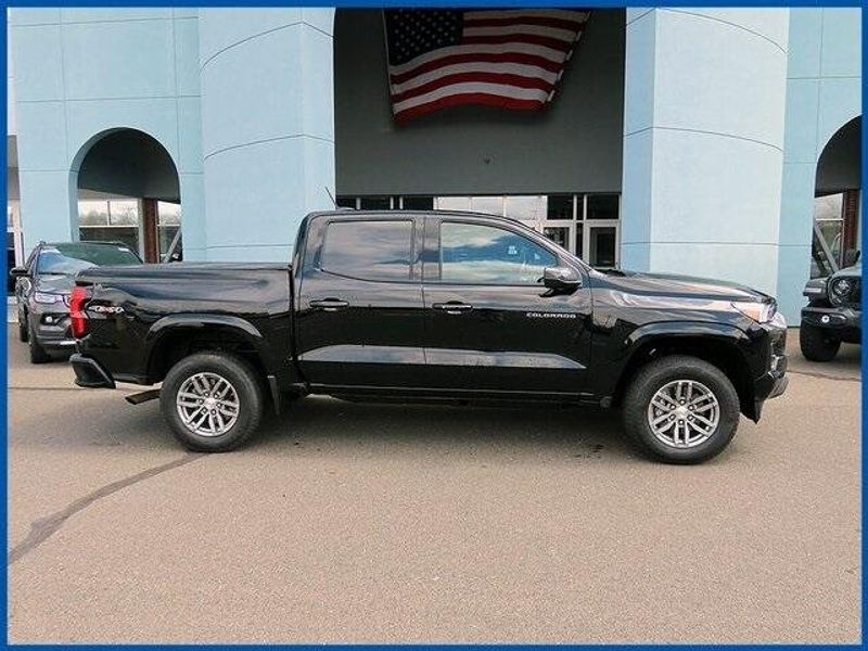 2023 Chevrolet Colorado LTImage 2