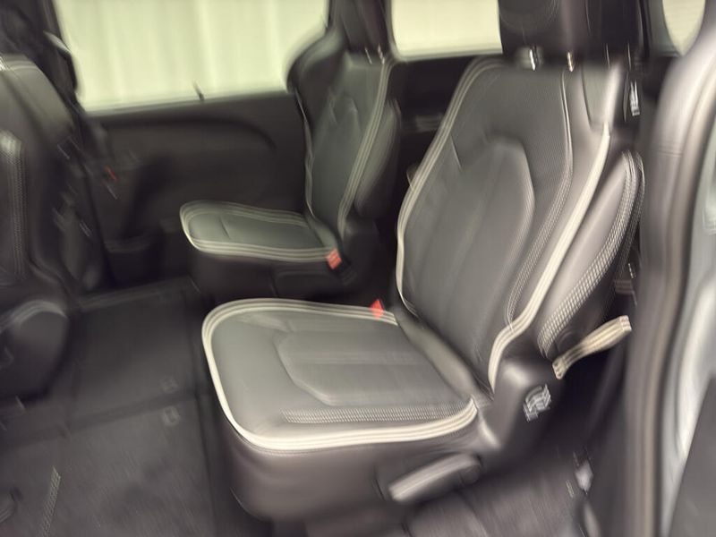 New 2026 Chrysler Pacifica Limited AwdImage 10