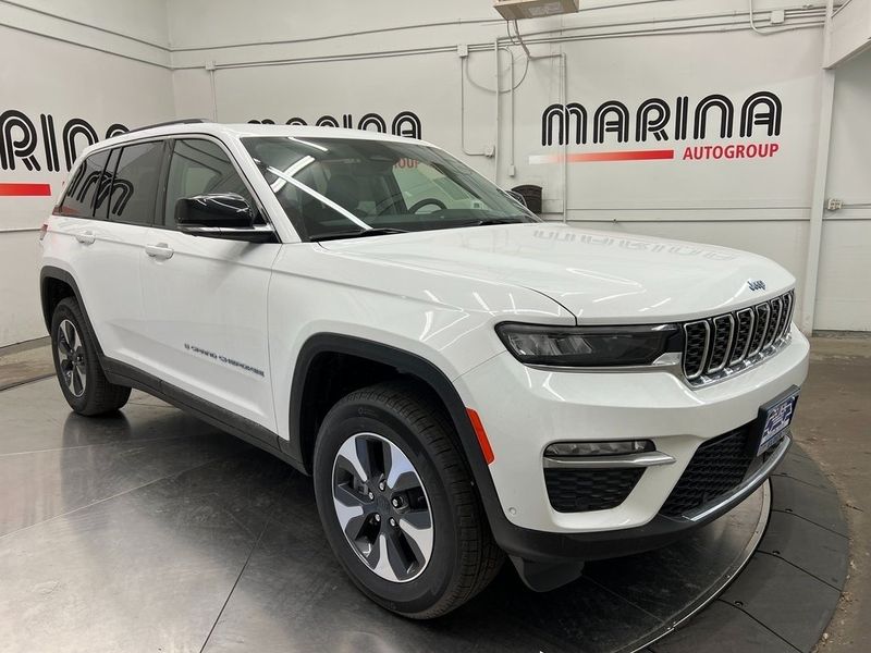2022 Jeep Grand Cherokee 4xe in a Bright White Clear Coat exterior color and Global Blackinterior. Marina Chrysler Dodge Jeep RAM (855) 616-8084 marinadodgeny.com 