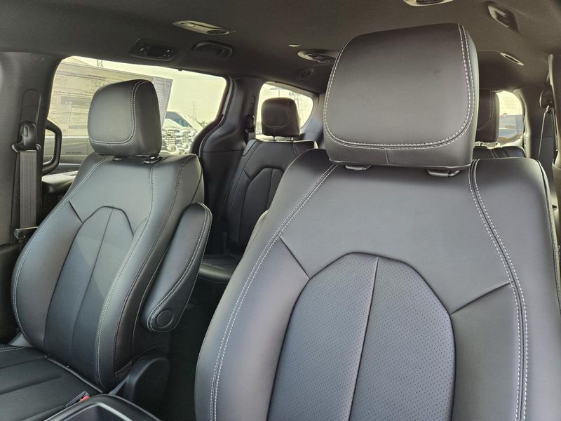 New 2026 Chrysler Pacifica Select FWD