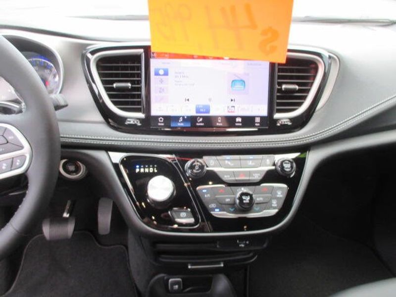 New 2027 Chrysler Pacifica SelectImage 20