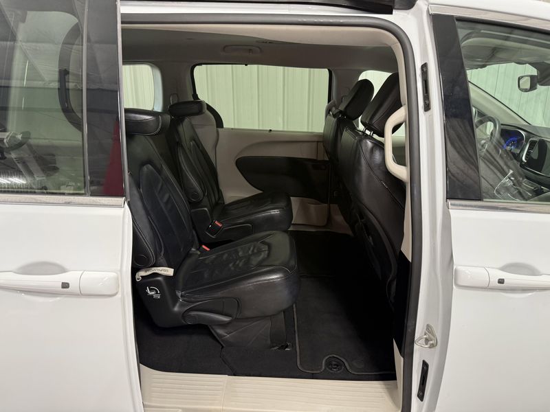 Used 2022 Chrysler Pacifica Touring LImage 8
