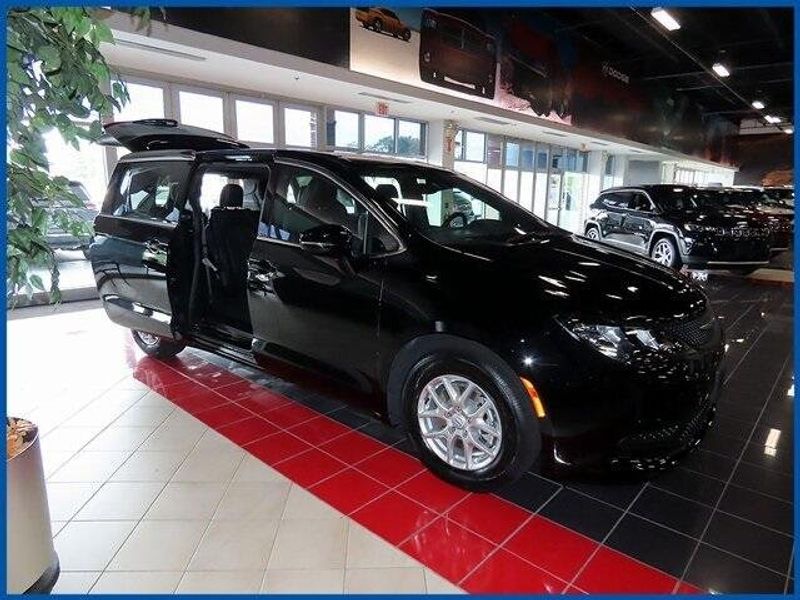 New 2025 Chrysler Voyager LXImage 3