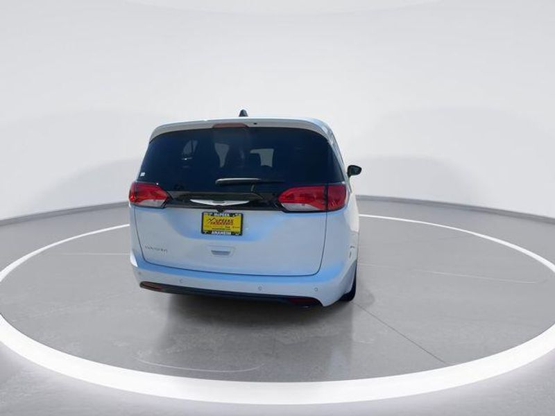 New 2026 Chrysler Voyager LxImage 7