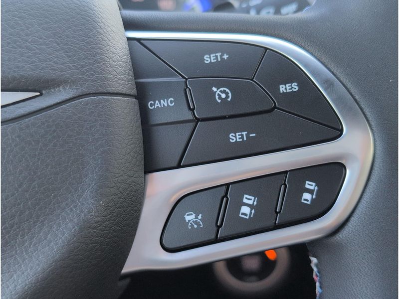 New 2027 Chrysler Pacifica SelectImage 23