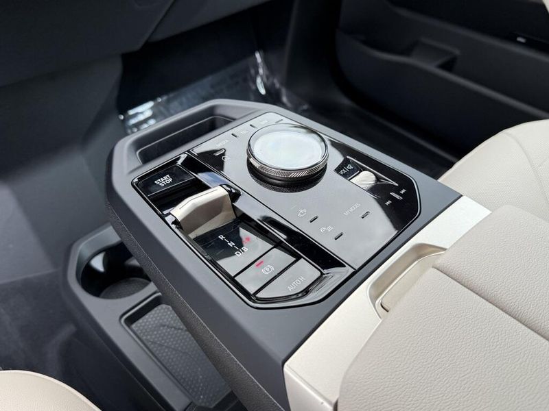 2025 BMW iX xDrive50Image 26