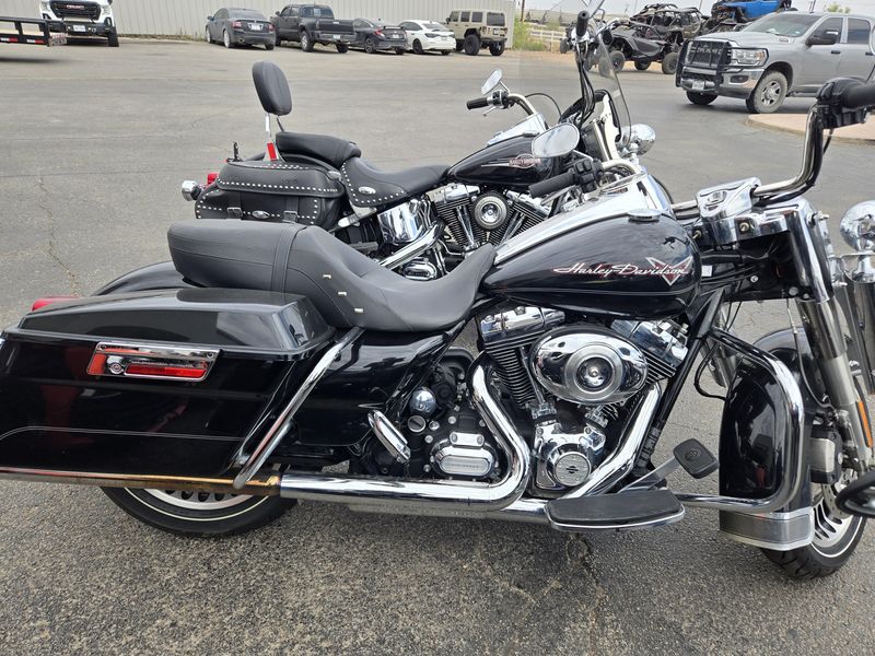 USED 2013 HARLEY ROAD KING Image 2