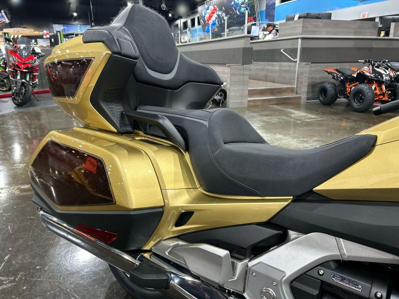 2025 Honda GOLDWING TOUR DCT Image 28