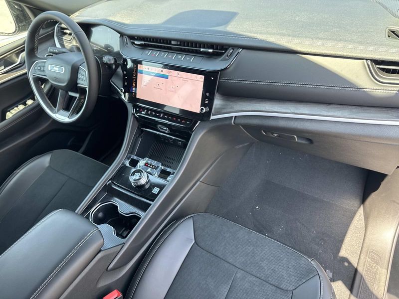 New 2026 Jeep Grand Cherokee Laredo Altitude 4x2