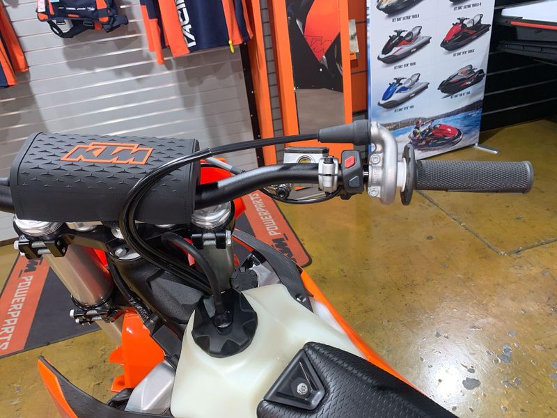 2025 KTM 300 XC Image 17