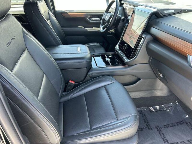 Used 2025 GMC Yukon XL DenaliImage 12