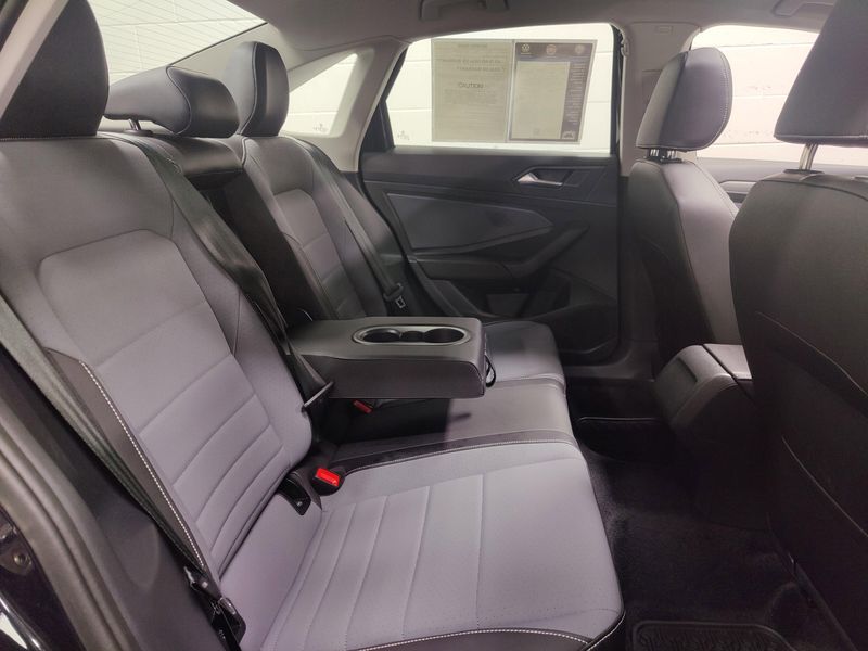 Used 2025 Volkswagen Jetta SE w/SunroofImage 14
