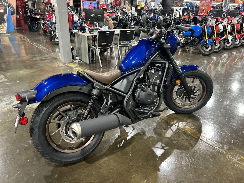 2025 Honda REBEL 500 ABS SE  in a PEARL BLUE exterior color. Del Amo Motorsports of Redondo Beach (424) 390-7811 delamomotorsports.com 
