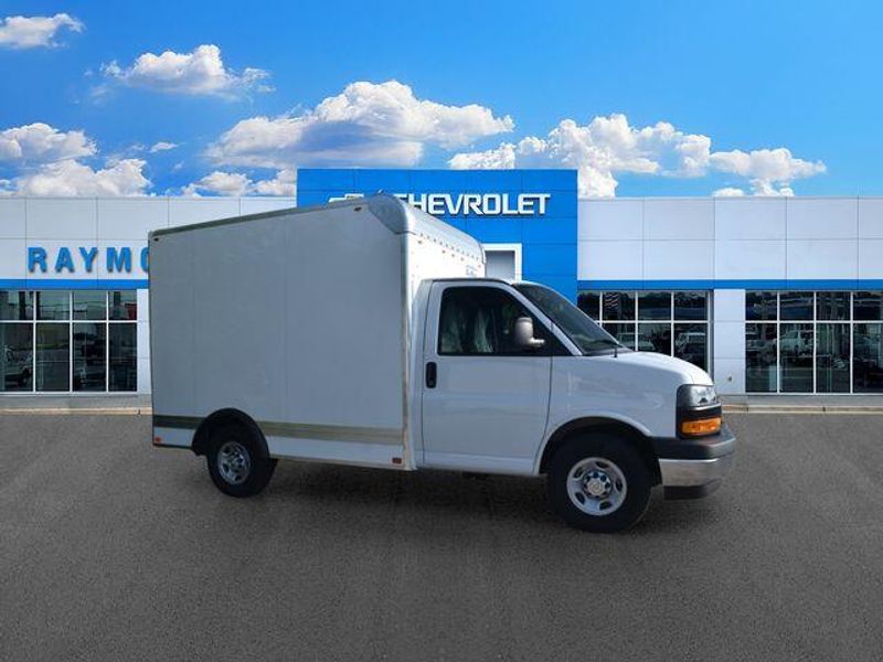 New 2026 Chevrolet Express 3500 Work VanImage 2