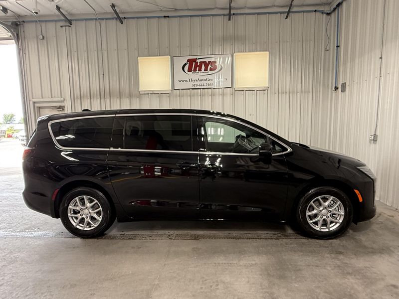 New 2027 Chrysler Pacifica SelectImage 2