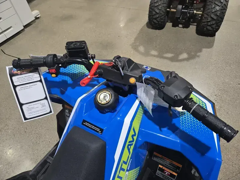 2025 Polaris OUTLAW 70 EFI VELOCITY BLUE AND LIFTED LIME Image 9
