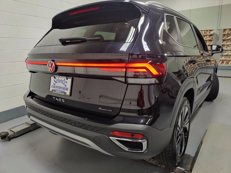 Used 2025 Volkswagen Taos SE AWD w/SunroofImage 12