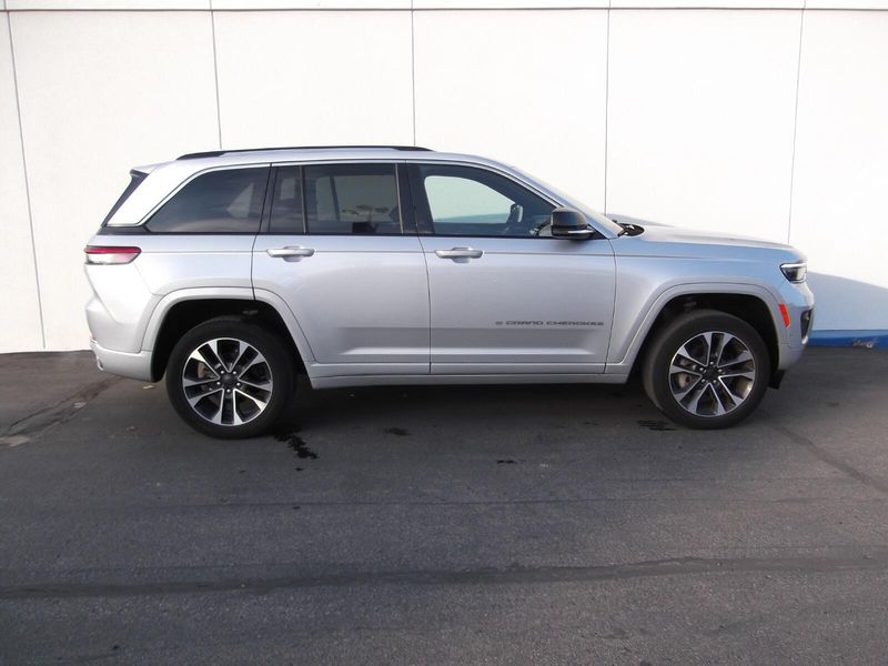 2022 Jeep Grand Cherokee Overland photo 4