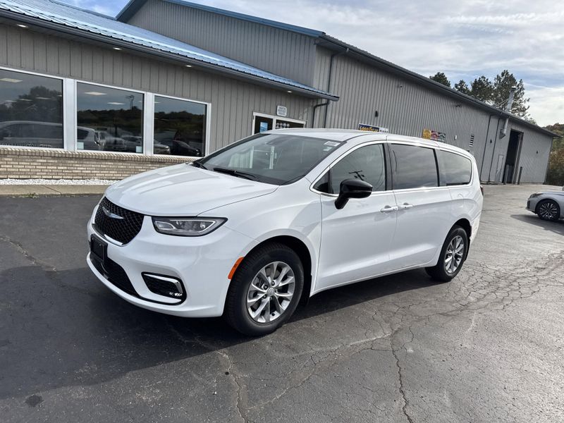 2026 Chrysler Pacifica photo 2